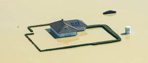 Insellage. Ein Haus im bayerischen Deggendorf machte die Folgen der Flut Anfang Juni sichtbar. Hochwasser sind in Deutschland heute zweimal so häufig wie vor 30 Jahren. 