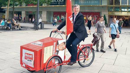 Bernd Riexinger, Vorsitzender der Linkspartei, auf einem Lastenfahrrad auf der Einkaufsstraße Zeil in Frankfurt am Main