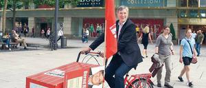 Bernd Riexinger, Vorsitzender der Linkspartei, auf einem Lastenfahrrad auf der Einkaufsstraße Zeil in Frankfurt am Main