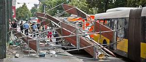 Das umgestürzte Baugerüst am Treptower Park Center. Unter anderem befand sich noch Farbe auf den Ablagen.