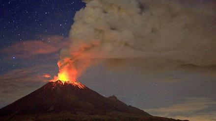 Der Popocatépetl in Mexiko spuckt Asche und Gestein: Als Naturschauspiel ist es wunderschön anzusehen. Doch für die Mega-Metropole Mexiko-Stadt bedeutet der Vulkanausbruch nichts Gutes.
