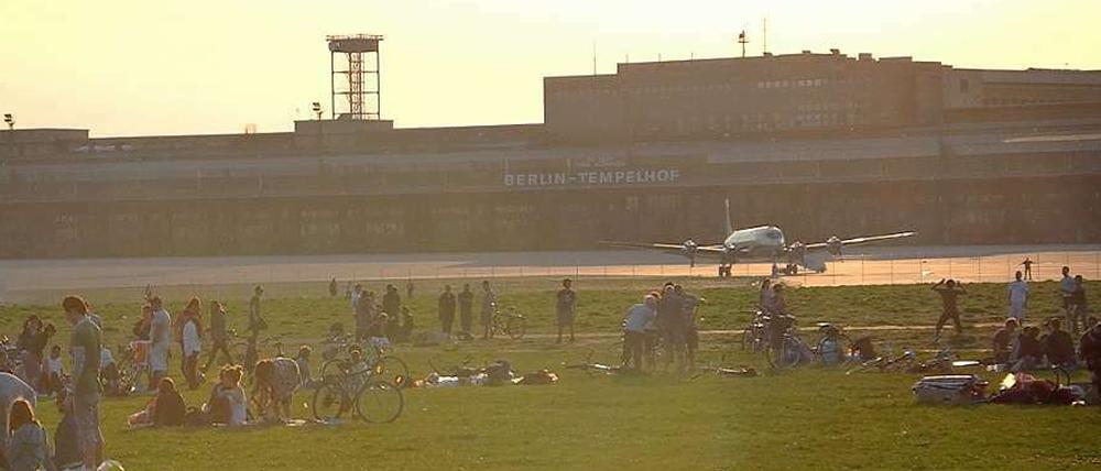 Viel Beton, und trotzdem schön: Auf dem Tempelhofer Feld finden alle Freizeitsportler, Spaziergänger und Griller ihren Frieden. Bald könnten hier aber 272 PS starke Elektrowagen fahren.