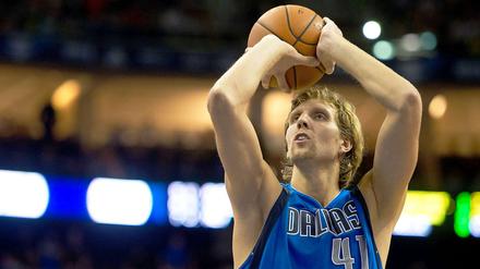 Lieblingsspieler darf bleiben. Dirk Nowitzki wartet in Dallas auf den Anschluss-Job.