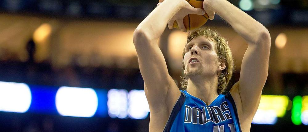 Lieblingsspieler darf bleiben. Dirk Nowitzki wartet in Dallas auf den Anschluss-Job.