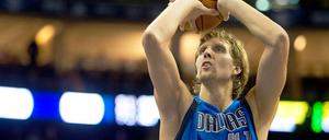 Lieblingsspieler darf bleiben. Dirk Nowitzki wartet in Dallas auf den Anschluss-Job.