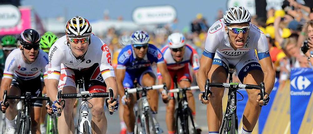 Deutsches Doppel. Marcel Kittel (r.) gewinnt die 10. Tour-Etappe vor Andre Greipel.