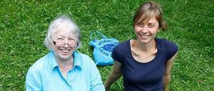 Zwei Frauen auf Wiese