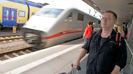 Nachwirkungen des Hochwassers: Weil viele Pendler nach Wolfsburg von der Streckensperrung zwischen Berlin und Hannover betroffen sind, möchte die Stadt nun Notunterkünfte in ehemaligen Kasernen einrichten.
