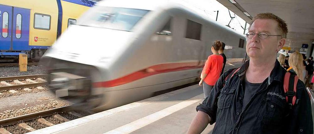 Nachwirkungen des Hochwassers: Weil viele Pendler nach Wolfsburg von der Streckensperrung zwischen Berlin und Hannover betroffen sind, möchte die Stadt nun Notunterkünfte in ehemaligen Kasernen einrichten.