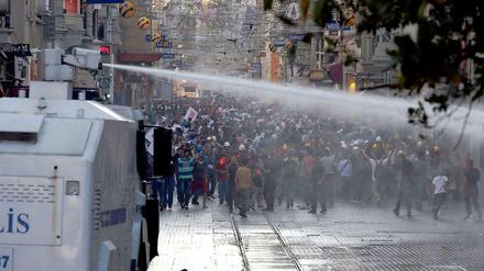 Eskalation in der Einkaufsmeile. Wie hier auf einem Foto vom 8. Juli aus der Istiklal-Straße geht die Istanbuler Polizei gegen Proteste vor. 