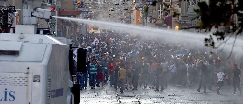 Eskalation in der Einkaufsmeile. Wie hier auf einem Foto vom 8. Juli aus der Istiklal-Straße geht die Istanbuler Polizei gegen Proteste vor. 