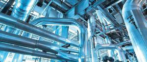 Das Bild zeigt ein Wirrwarr von Metallröhren in einer Industrieanlage.