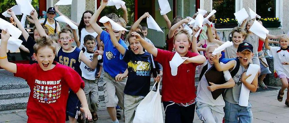 Am Dienstag gab es für die Berliner Schüler Zeugnisse, am Mittwoch sind die Brandenburger dran. So viel Überschwang wie auf diesem Bild gibt es aber nur bei den Grundschülern - alle Jahre wieder.