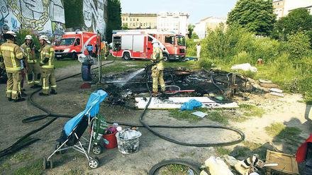 Feuerwehreinsatz auf der Cuvrystraße am Spreeufer.