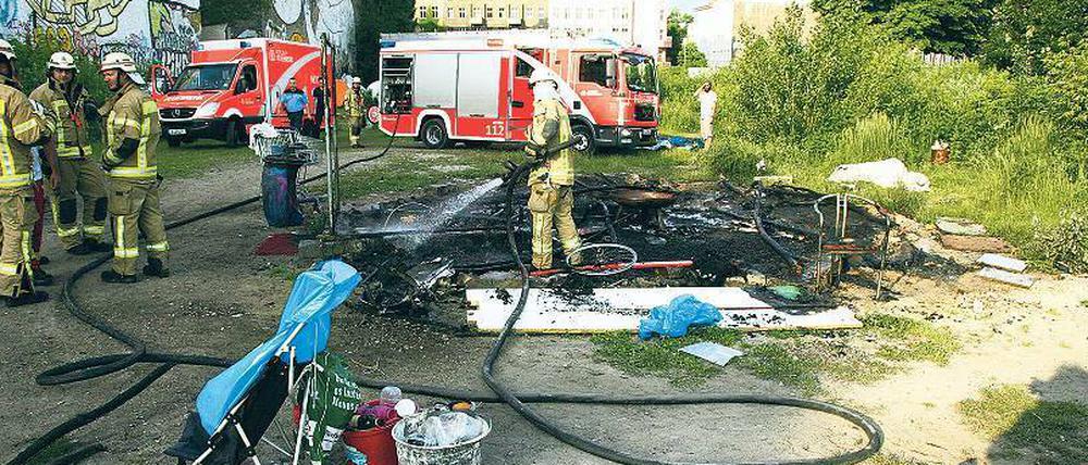 Feuerwehreinsatz auf der Cuvrystraße am Spreeufer.