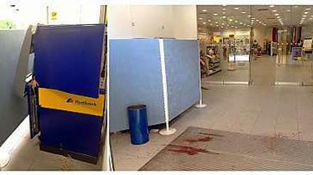Geldautomat gesprengt. Am Montag sprengten unbekannte Täter einen Automaten in einer Bank am Halleschen Ufer. Eine Farbpatrone explodierte und machte einen Großteil des Geldes wertlos. Am Donnerstag gingen Täter nach der selben Methode in einer Postbankfiliale in der Bergmannstraße vor. 