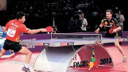 Timo Boll (r.), 32, ist Rekord-Europameister und stand als bisher einziger deutscher Tischtennisspieler an der Spitze der Weltrangliste. Das Bild zeigt ihn bei seiner Viertelfinalniederlage bei der WM im Mai gegen seinen neuen chinesischen Doppelpartner Ma Long. 