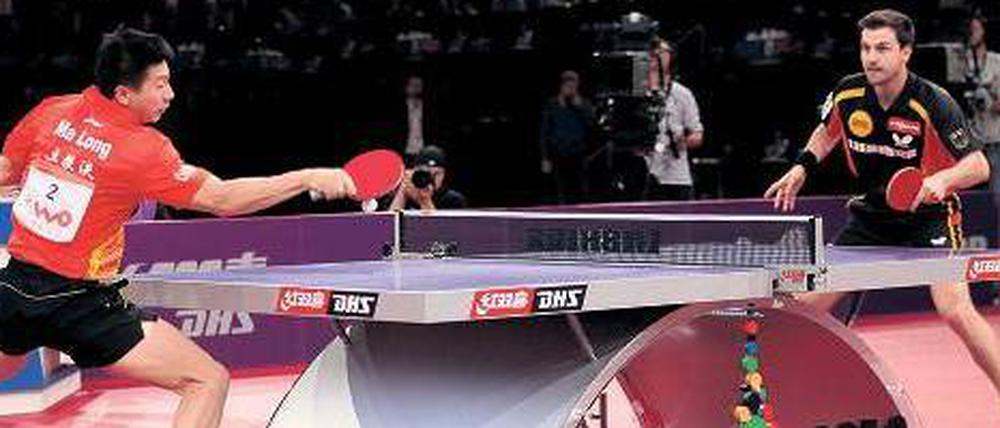 Timo Boll (r.), 32, ist Rekord-Europameister und stand als bisher einziger deutscher Tischtennisspieler an der Spitze der Weltrangliste. Das Bild zeigt ihn bei seiner Viertelfinalniederlage bei der WM im Mai gegen seinen neuen chinesischen Doppelpartner Ma Long. 