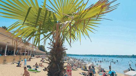 Strandgefühle. Am Wannsee war es bereits am Dienstag ziemlich voll. Zum Beginn der Ferien wird das Strandbad wieder Pilgerort vieler Schüler.