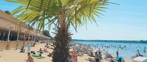 Strandgefühle. Am Wannsee war es bereits am Dienstag ziemlich voll. Zum Beginn der Ferien wird das Strandbad wieder Pilgerort vieler Schüler.