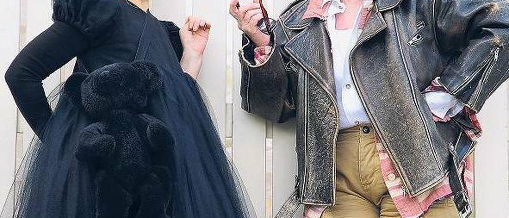 Viel Stoff. Die Bühnenoutfits für Gitte Haenning (rechts) stammen von Lilli Berlin. Diese trägt selber immer nur ihre eigenen Kreationen. Foto: Doris Spiekermann-Klaas