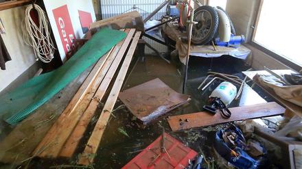 Verwüstung - und auch Gift wie Schwermetalle, das hinterlässt das Hochwasser dort, wo es sich zurückzieht. Wie in dieser Garage, die noch immer unter Wasser steht. 