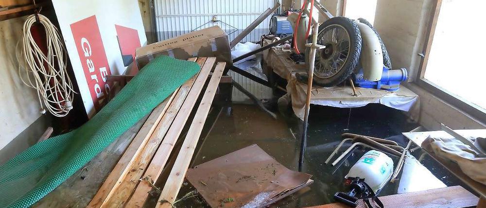 Verwüstung - und auch Gift wie Schwermetalle, das hinterlässt das Hochwasser dort, wo es sich zurückzieht. Wie in dieser Garage, die noch immer unter Wasser steht. 