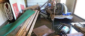 Verwüstung - und auch Gift wie Schwermetalle, das hinterlässt das Hochwasser dort, wo es sich zurückzieht. Wie in dieser Garage, die noch immer unter Wasser steht. 