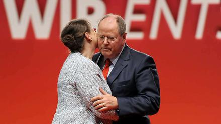 Szenen einer Ehe: Der Umgang mit ihrem Mann im Wahlkampf sei für sie schwer zu ertragen, hat Gertrud Steinbrück beim Parteikonvent der SPD gesagt.