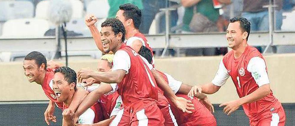 Verlieren kann so schön sein. Tatihits Team bejubelt das erste Tor beim Confed-Cup. Jonathan Tehau (2. von links) hat es geschossen und brüllt deshalb auch am meisten.