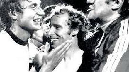 Zuverlässig stark. Flohe mit Berti Vogts und Bundestrainer Helmut Schön (v.l.). Foto: dpa