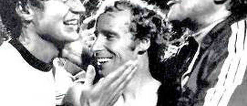 Zuverlässig stark. Flohe mit Berti Vogts und Bundestrainer Helmut Schön (v.l.). Foto: dpa