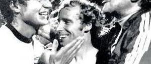 Zuverlässig stark. Flohe mit Berti Vogts und Bundestrainer Helmut Schön (v.l.). Foto: dpa