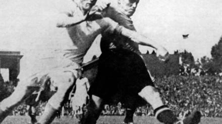 Immer hart am Mann. Ottmar Walter (li.) im Zweikampf mit dem Nürnberger Schorsch Kennemann im Endspiel um die deutsche Fußball-Meisterschaft im August 1948.