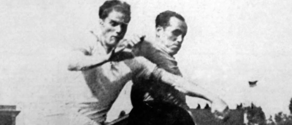 Immer hart am Mann. Ottmar Walter (li.) im Zweikampf mit dem Nürnberger Schorsch Kennemann im Endspiel um die deutsche Fußball-Meisterschaft im August 1948.