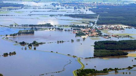 Lanf unter. Das Gebiet rund um die Dörfer Fischbeck und Schönhausen (Sachsen-Anhalt) ist durch den Deichbruch vom Montag weitflächig überflutet.