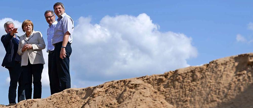 Deich-Schau an der Elbe. Brandenburgs Ministerpräsident Matthias Platzeck (2. v.r.) mit Prignitz-Landrat Hans Lange, Bundeskanzlerin AngelaMerkel und Wittenberges Bürgermeister Oliver Hermann (von links).