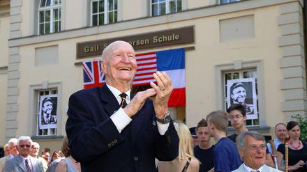 Applaus, Applaus. "Candy Bomber" Gail Halvorsen vor der ehemaligen 9. Integrierten Gesamtschule Steglitz-Zehlendorf, die nun seinen Namen trägt. Jetzt ist auch die neue Schul-Website online.