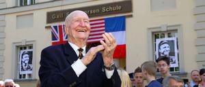 Applaus, Applaus. "Candy Bomber" Gail Halvorsen vor der ehemaligen 9. Integrierten Gesamtschule Steglitz-Zehlendorf, die nun seinen Namen trägt. Jetzt ist auch die neue Schul-Website online.