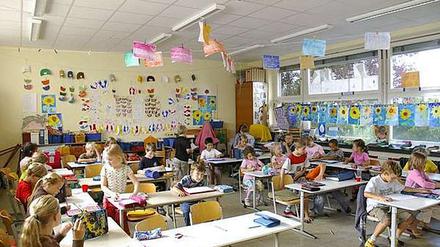 Warten auf Erzieher. Auch an den Schulen, wie hier an der Grundschule am Buschgraben in Zehlendorf, sind Erzieher rar. Stellen bleiben unbesetzt.