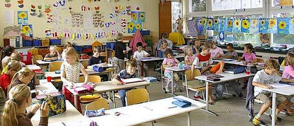 Warten auf Erzieher. Auch an den Schulen, wie hier an der Grundschule am Buschgraben in Zehlendorf, sind Erzieher rar. Stellen bleiben unbesetzt.