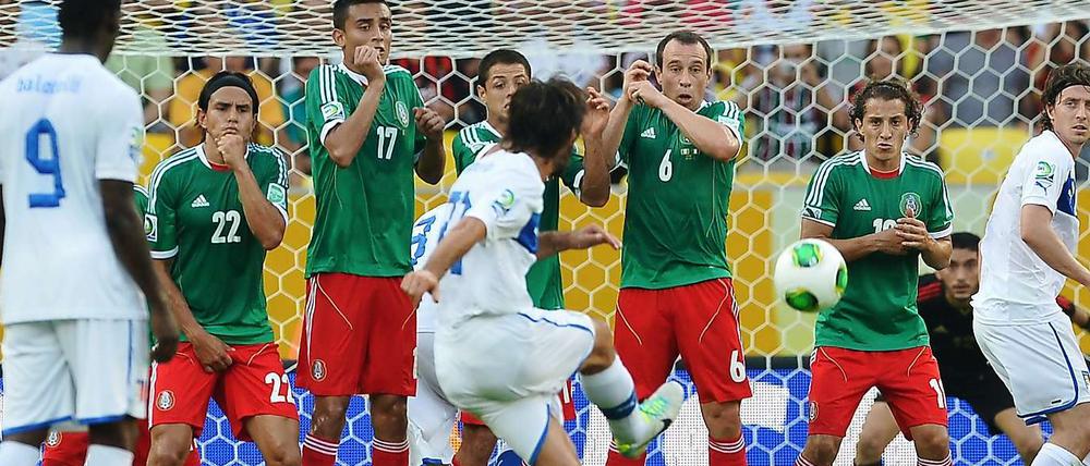 Gleich ist er drin. Pirlo trifft per Freistoß zum 1:0 für Italien.