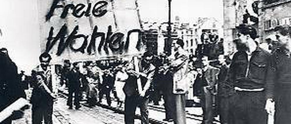 Befreit. Schnell werden politische Forderungen erhoben.