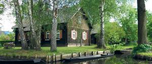 Haus am See. Nur wenige können es sich leisten, eine Immobilie zu kaufen – auch wegen der schlechten Beratung. Foto: dpa-tmn