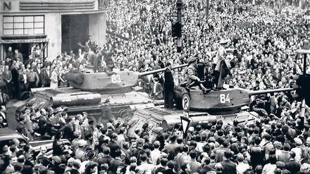Um 13 Uhr rollen sowjetische Panzer an. 