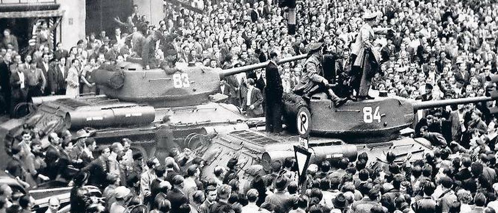 Um 13 Uhr rollen sowjetische Panzer an. 