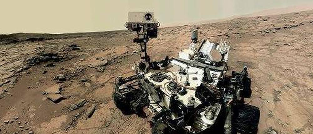 Hier wird für künftige Generationen schon mal sondiert. Selbstporträt des Marsfahrzeugs Curiosity.