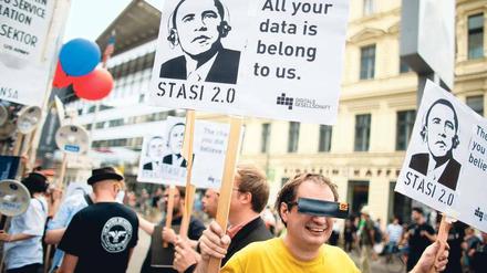 Barack, überwache uns nicht. Am Checkpoint Charlie protestierten am Dienstag ein paar Dutzend Demonstranten gegen das amerikanische Internet-Überwachungsprogramm. Foto: Nietfeld/dpa