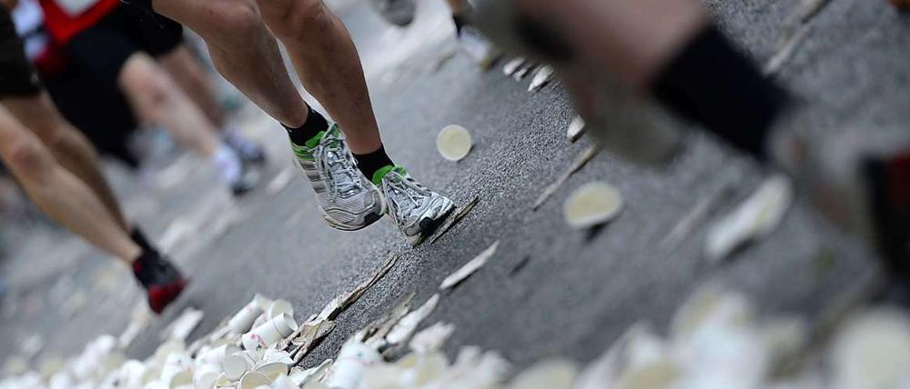 Trinken hilft immer. Das ist jedem Marathonläufer klar.