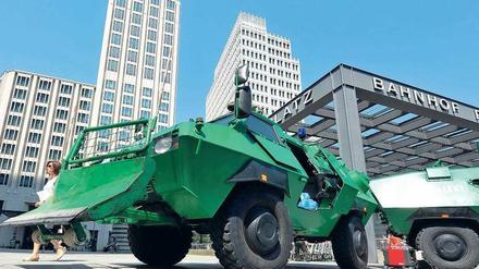 Gepanzert. Sonderwagen heißt das Gerät gegen Durchbruchversuche. Foto: dpa